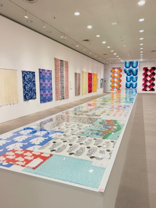 西宮市大谷記念美術館のスウェーデンテキスタイル展に並ぶ色鮮やかな北欧プリント生地と特設ショップの北欧雑貨