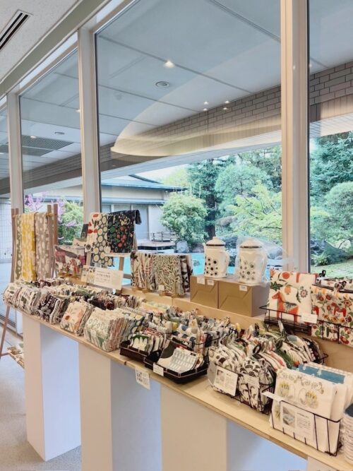 西宮市大谷記念美術館のスウェーデンテキスタイル展に並ぶ色鮮やかな北欧プリント生地と特設ショップの北欧雑貨