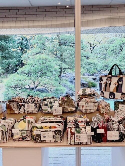 西宮市大谷記念美術館のスウェーデンテキスタイル展に並ぶ色鮮やかな北欧プリント生地と特設ショップの北欧雑貨