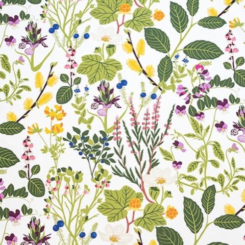 白地に草花やベリーを描いた北欧生地Ångermanlandの大判ファブリックパネルがレストランの壁に飾られた様子