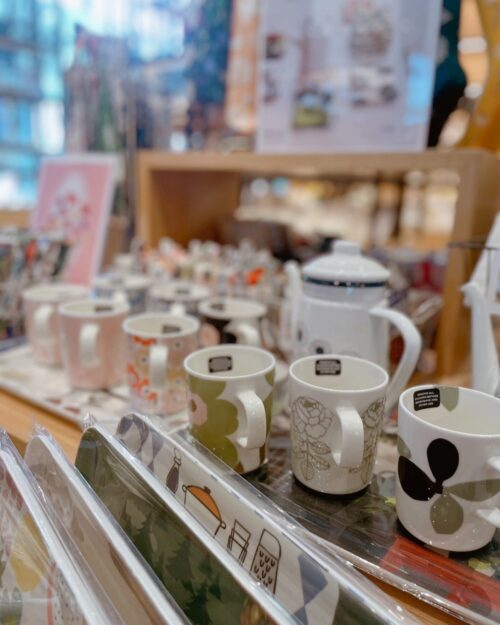 江別蔦屋書店でのルネ・デューポップアップ。北欧柄のエプロンやマグカップ、トレー、ポーチが並ぶ売り場