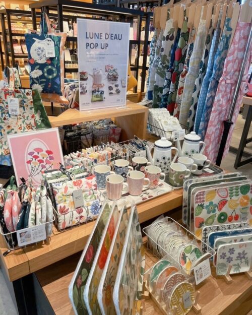 江別蔦屋書店でのルネ・デューポップアップ。北欧柄のエプロンやマグカップ、トレー、ポーチが並ぶ売り場