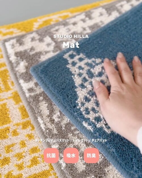 STUDIO HILLAのグレー×アイボリーの花柄マットKuutiokukkaを洗面所の足元に敷いた様子