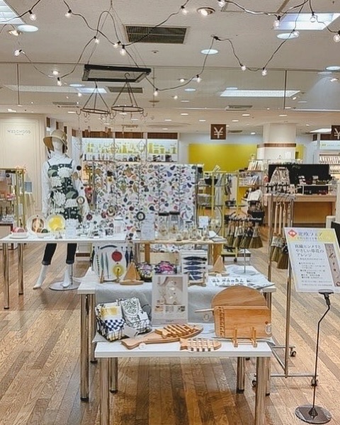 天満屋福山店の北欧フェア会場。北欧生地の反物やファブリック雑貨、木のアイテムが並ぶ展示風景