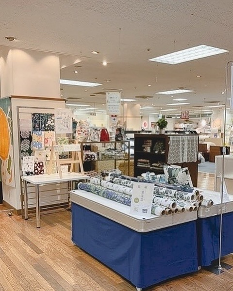 天満屋福山店の北欧フェア会場。北欧生地の反物やファブリック雑貨、木のアイテムが並ぶ展示風景
