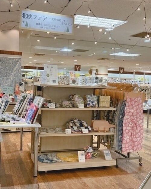 天満屋福山店の北欧フェア会場。北欧生地の反物やファブリック雑貨、木のアイテムが並ぶ展示風景