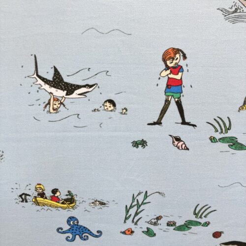 アルビッドソンズの北欧生地「ピッピ 南の海で」ブルーグレー地に泳ぐ子どもやサメ・タコが描かれた綿100%ファブリックとクッション