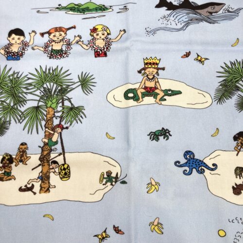 アルビッドソンズの北欧生地「ピッピ 南の海で」ブルーグレー地に泳ぐ子どもやサメ・タコが描かれた綿100%ファブリックとクッション