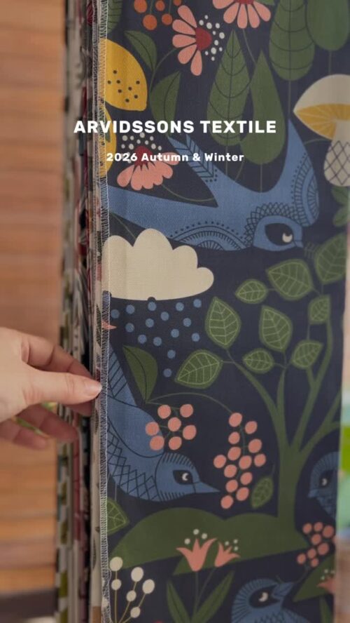 Arvidssons Textileのスウェーデン北欧生地。深いネイビー地に青い小鳥や緑の葉、花、ベリー、雲を描いた秋冬新柄