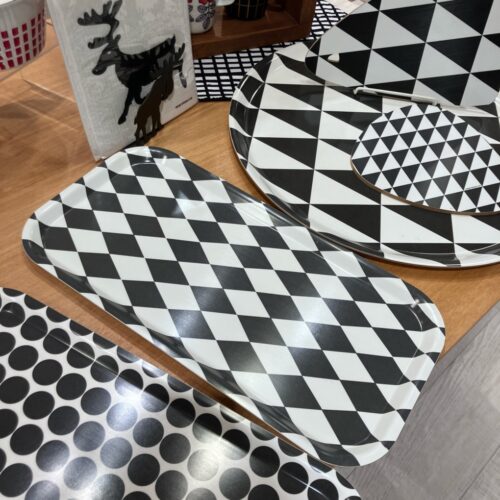 白黒の三角柄やドット柄のFORMVERKET木製トレイと北欧マグ、ムースのオブジェを並べたモノトーンのテーブルディスプレイ