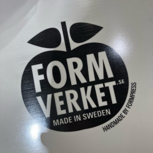 白黒の三角柄やドット柄のFORMVERKET木製トレイと北欧マグ、ムースのオブジェを並べたモノトーンのテーブルディスプレイ