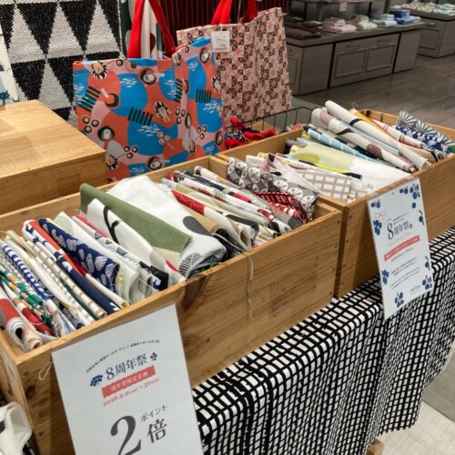 デンマークの衛兵の木製人形と国旗、ルネ・デューあべの店8周年祭の北欧柄ポスター