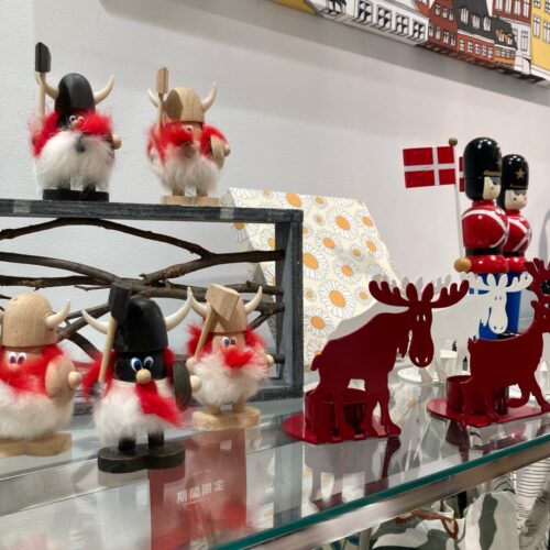 デンマークの衛兵の木製人形と国旗、ルネ・デューあべの店8周年祭の北欧柄ポスター