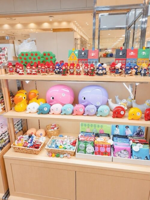 大丸札幌店のルネ・デュー出店ブースに並ぶ羊柄ウールブランケット、北欧植物柄トレー、くじらモチーフのカラフルな雑貨や花柄マグ