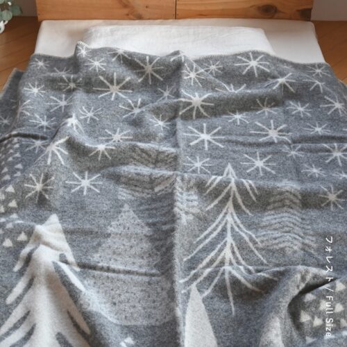 Barker Textileのグレーのウールブランケット。生成りの羊柄や雪の結晶・もみの木のフォレスト柄のクッションカバー