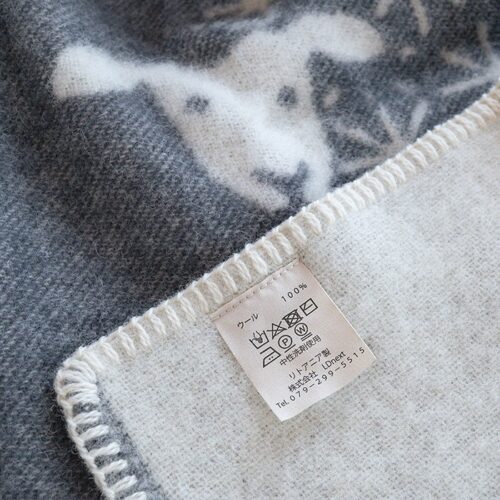 Barker Textileのグレーのウールブランケット。生成りの羊柄や雪の結晶・もみの木のフォレスト柄のクッションカバー