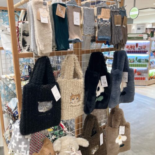 ふわふわボア素材の猫柄・動物柄トートバッグやハンドウォーマーが並ぶルネ・デュー店頭の冬のあったかグッズ