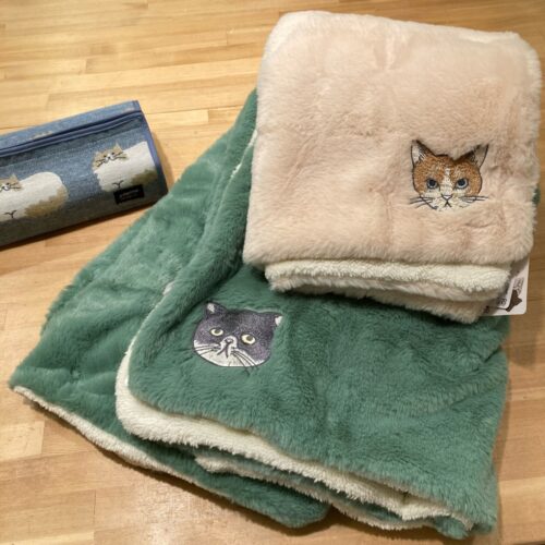 ふわふわボア素材の猫柄・動物柄トートバッグやハンドウォーマーが並ぶルネ・デュー店頭の冬のあったかグッズ