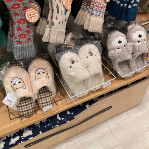 ふわふわボア素材の猫柄・動物柄トートバッグやハンドウォーマーが並ぶルネ・デュー店頭の冬のあったかグッズ