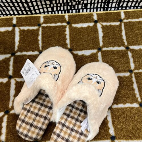 ふわふわ素材のネコモチーフクッションや湯たんぽカバー、イヌ柄クッション、モノトーン柄のテキスタイルを並べた北欧テイストのディスプレイ